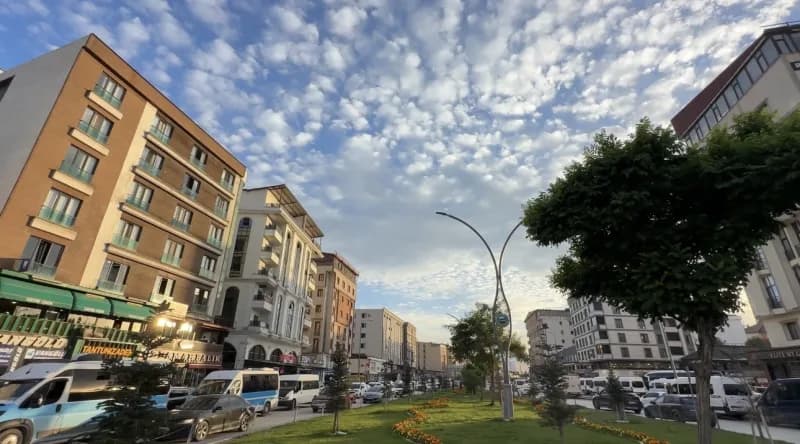 Hakkari’nin Yüksekova ilçesinde öğle saatlerinde gökyüzünde beliren Sirrokümülüs bulutları, ilçe sakinlerine unutulmaz a