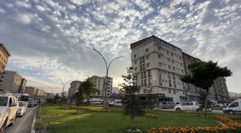 Hakkari’nin Yüksekova ilçesinde öğle saatlerinde gökyüzünde beliren Sirrokümülüs bulutları, ilçe sakinlerine unutulmaz a
