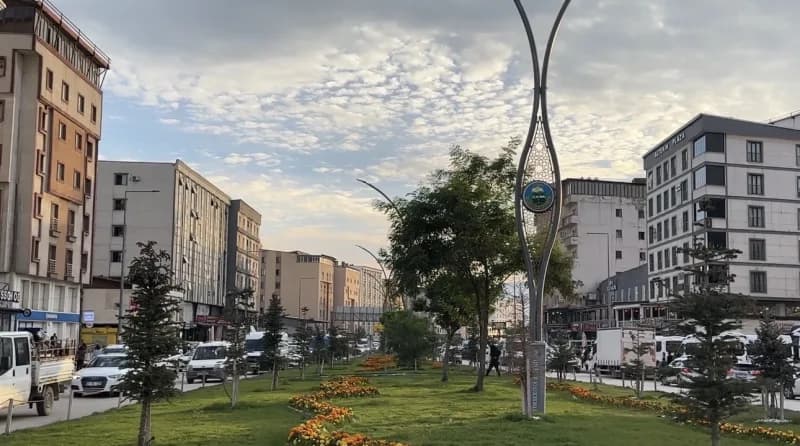 Hakkari’nin Yüksekova ilçesinde öğle saatlerinde gökyüzünde beliren Sirrokümülüs bulutları, ilçe sakinlerine unutulmaz a