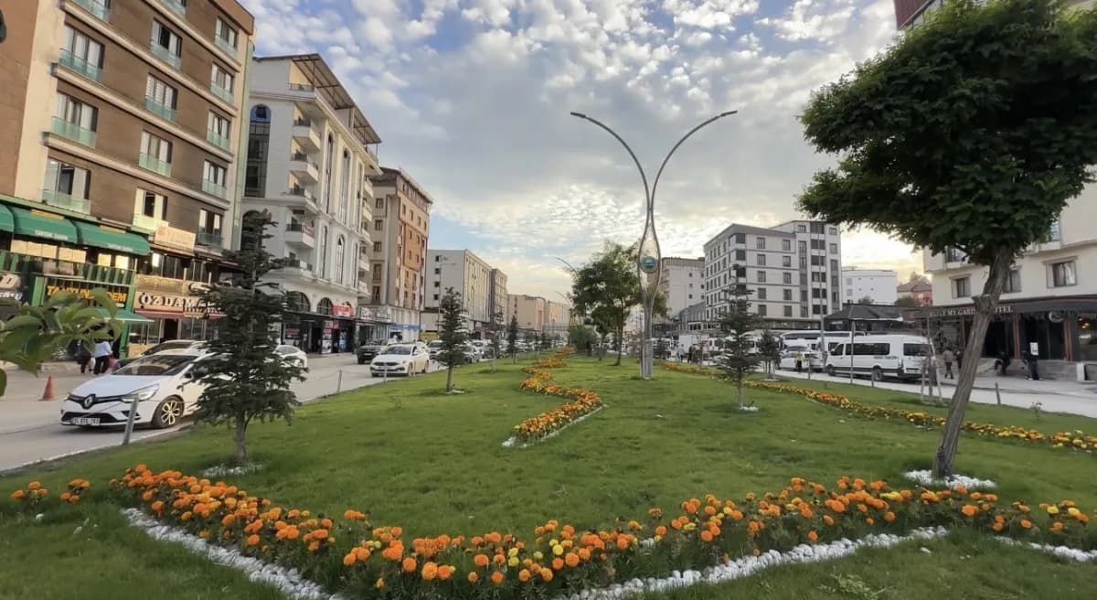 Hakkari’nin Yüksekova ilçesinde öğle saatlerinde gökyüzünde beliren Sirrokümülüs bulutları, ilçe sakinlerine unutulmaz a