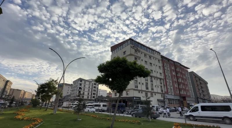 Hakkari’nin Yüksekova ilçesinde öğle saatlerinde gökyüzünde beliren Sirrokümülüs bulutları, ilçe sakinlerine unutulmaz a