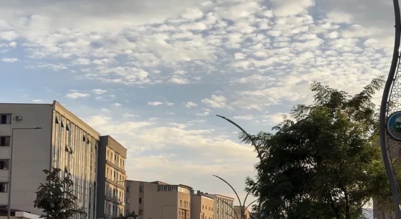 Hakkari’nin Yüksekova ilçesinde öğle saatlerinde gökyüzünde beliren Sirrokümülüs bulutları, ilçe sakinlerine unutulmaz a