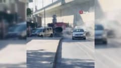 Şişli Merkez Caddesi’nde seyir halindeyken motor kısmından alev alan otomobil ve müdahale eden itfaiye ekipleri