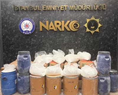 Şişli’de düzenlenen uyuşturucu operasyonunda ele geçirilen maddeler ve ekipler