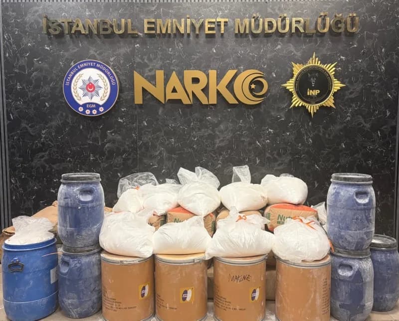 Şişli’de düzenlenen uyuşturucu operasyonunda ele geçirilen maddeler ve ekipler