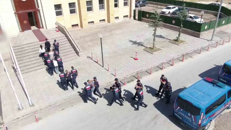 Sivas İl Jandarma Komutanlığı önünde polis araçları ve ekipler