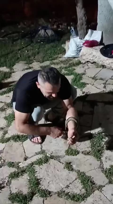 Sivas’ta bahçesinde çay içerken yılanı fark eden vatandaş, yakalayarak bir süre sevdi. Vatandaşın korkusuzca yılanı sevd