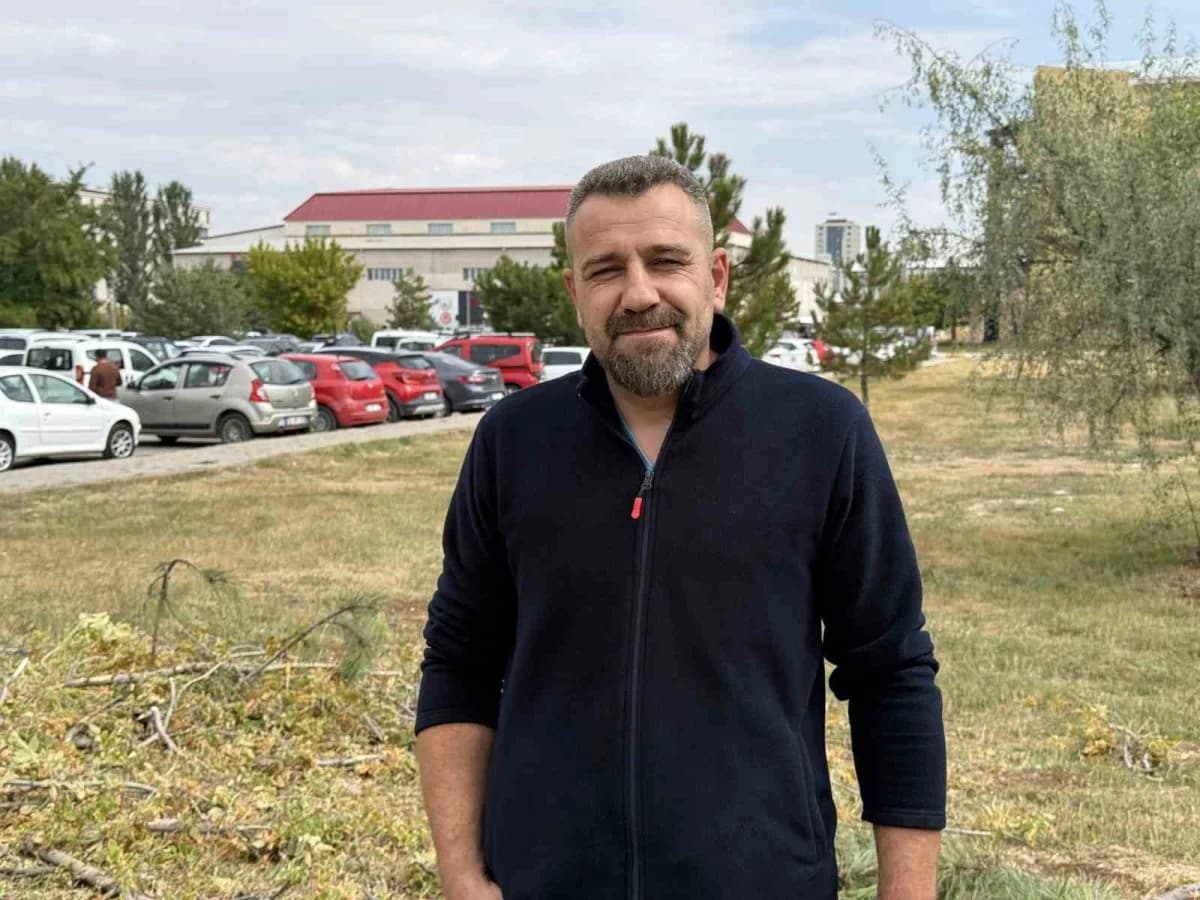 Sivas'ta bahçede yılanı eline alan ve sevgiyle tutan vatandaş