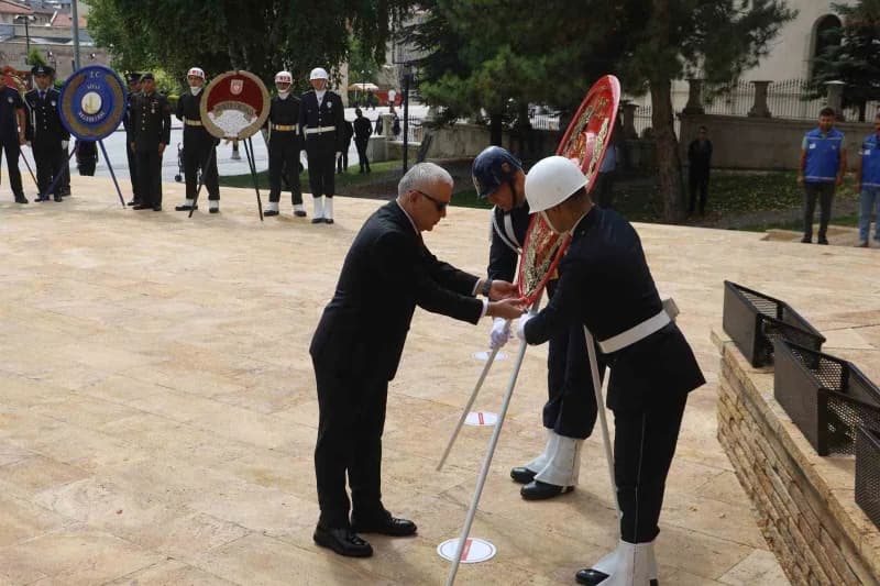 Sivas Atatürk Anıtı önünde 19 Eylül Gaziler Günü çelenk töreni düzenleniyor
