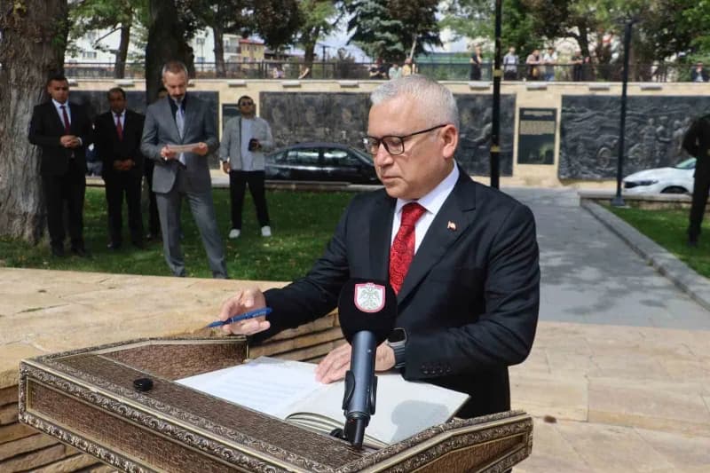 Sivas’ta 19 Eylül Gaziler Günü dolayısıyla çelenk töreni düzenlendi.