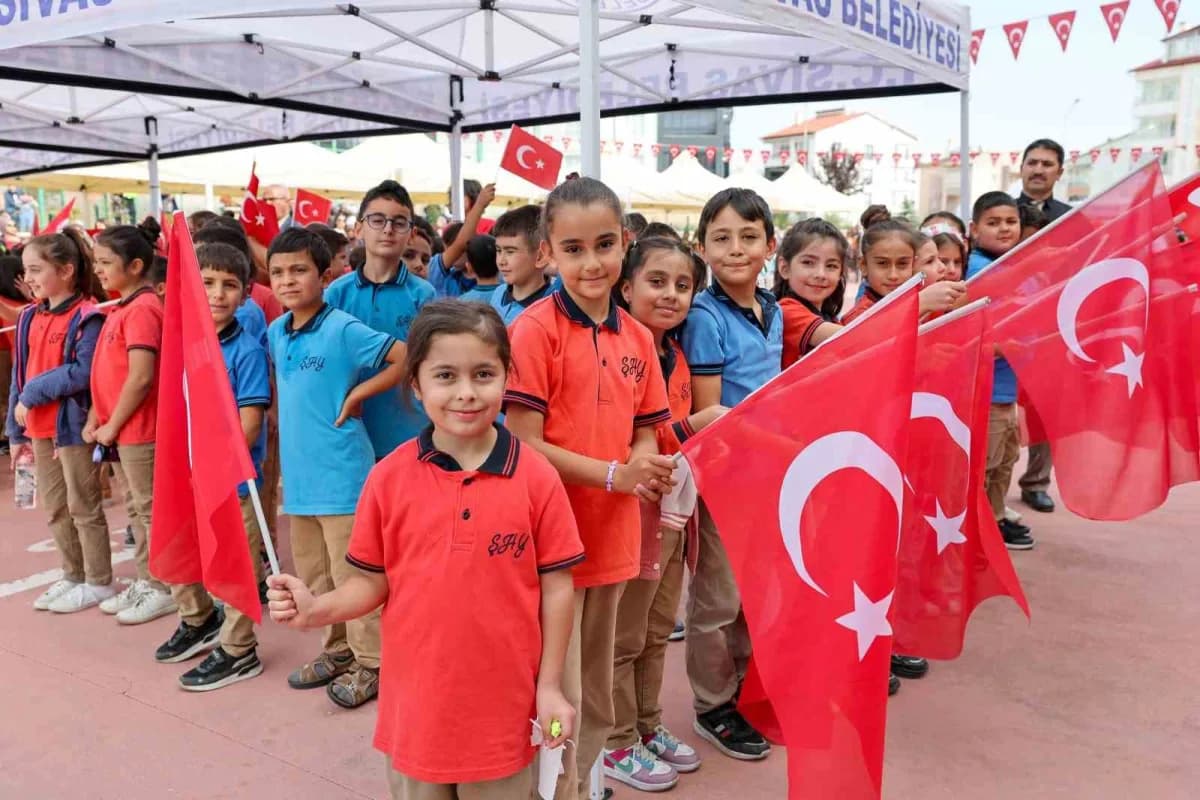 Sivas’ta okulların açılmasının ardından bir çok okulda İlköğretim Haftası nedeniyle çeşitli programlar düzenlendi.