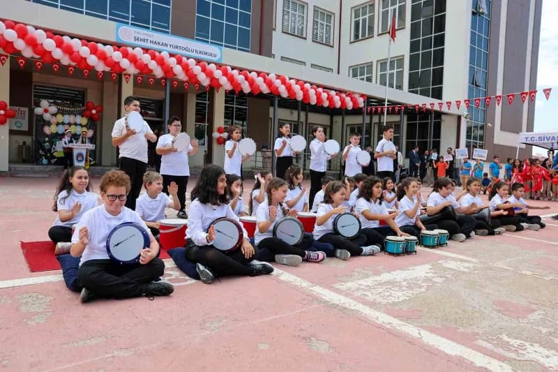 Sivas’ta okulların açılmasının ardından bir çok okulda İlköğretim Haftası nedeniyle çeşitli programlar düzenlendi.