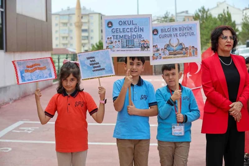 Sivas’ta okulların açılmasının ardından bir çok okulda İlköğretim Haftası nedeniyle çeşitli programlar düzenlendi.