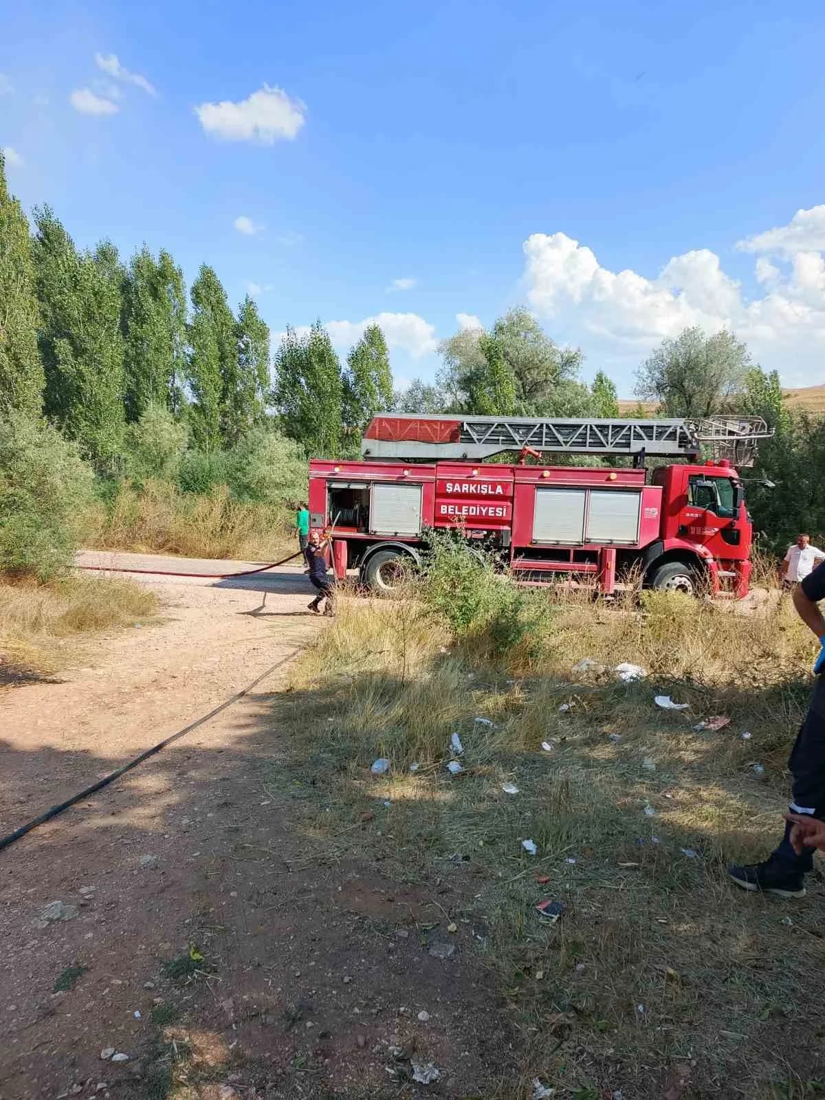 Sivas’ta park halindeki bir minibüste başlayan yangın, araziye sıçradı. Yangında minibüs kullanılamaz hale geldi.