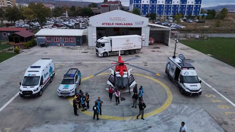 Sivas'ta İl Sağlık Müdürlüğü envanterine katılan Mobil Acil Sağlık Operasyon Merkezi Aracı'nın tanıtımı yapıldı