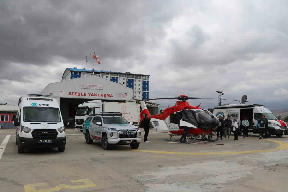 Sivas'ta İl Sağlık Müdürlüğü envanterine katılan Mobil Acil Sağlık Operasyon Merkezi Aracı'nın tanıtımı yapıldı