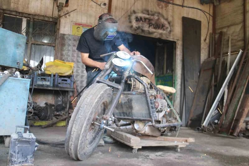 Sivas’ta yaşayan 22 yaşındaki genç, otomobil motorunu sökerek motosiklet yapmaya başladı. Motosikletin iskeletini oluştu