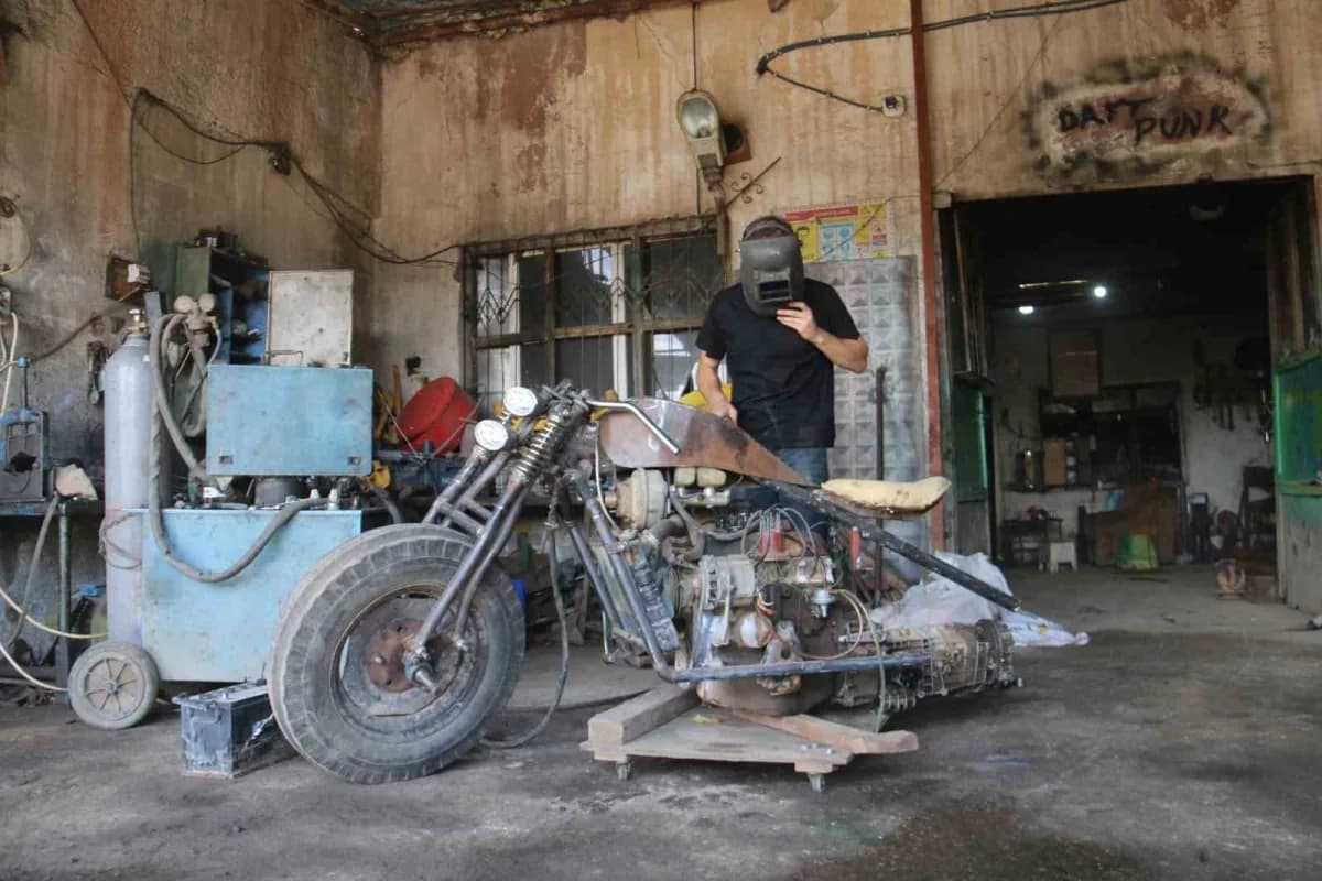 Sivas’ta yaşayan 22 yaşındaki genç, otomobil motorunu sökerek motosiklet yapmaya başladı. Motosikletin iskeletini oluştu