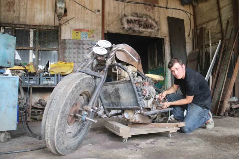 Günün boş vakitlerinde motosikletini tasarlayan Ahmet Yılmaz, şov motosikletini en kısa sürede tamamlamayı hedefliyor.