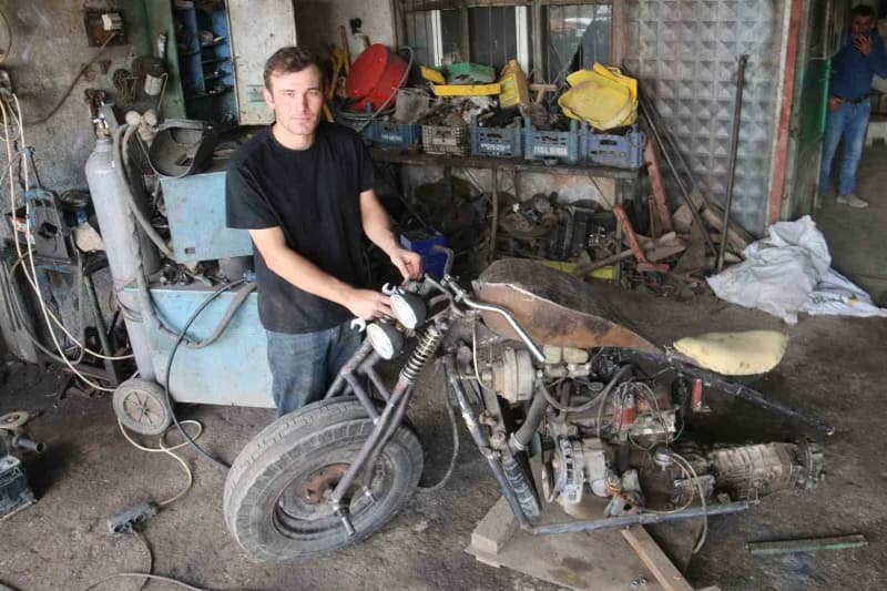 Günün boş vakitlerinde motosikletini tasarlayan Ahmet Yılmaz, şov motosikletini en kısa sürede tamamlamayı hedefliyor.