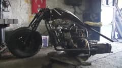 Sivas'ta genç Ahmet Yılmaz otomobil motorundan yaptığı motosikleti test etmeye hazırlanıyor