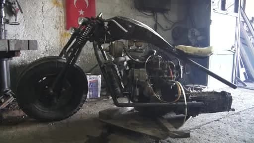Sivas'ta genç Ahmet Yılmaz otomobil motorundan yaptığı motosikleti test etmeye hazırlanıyor