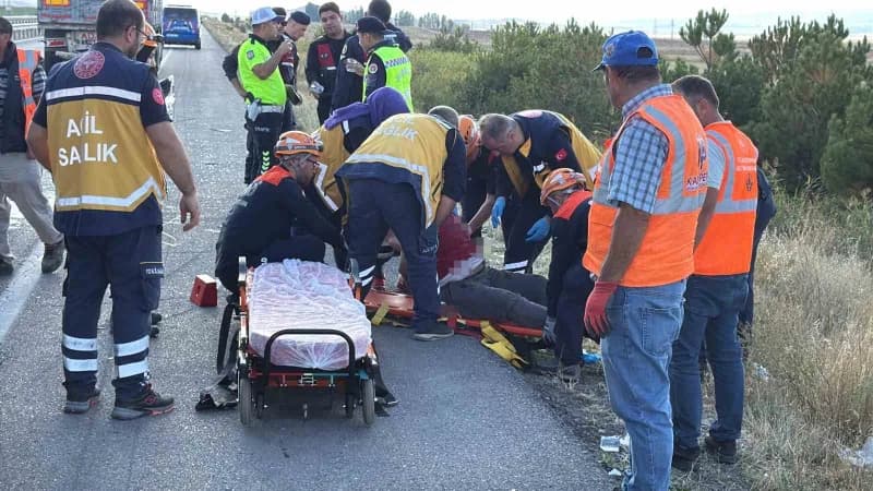 Sivas-kayseri karayolunda seyir halindeki otomobilin tıra çarptığı kazada 6 kişi yaralandı.