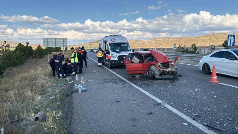 Sivas-Kayseri karayolunda otomobilin tıra arkadan çarpması sonucu meydana gelen trafik kazası