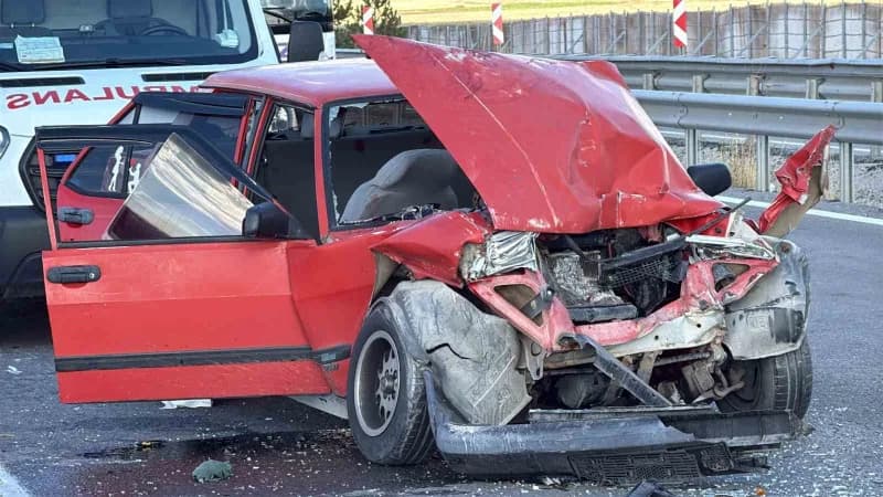 Sivas-kayseri karayolunda seyir halindeki otomobilin tıra çarptığı kazada 6 kişi yaralandı.