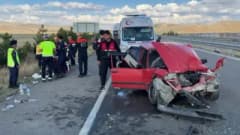 Sivas-Kayseri karayolunda otomobilin tıra arkadan çarpması sonucu meydana gelen trafik kazası