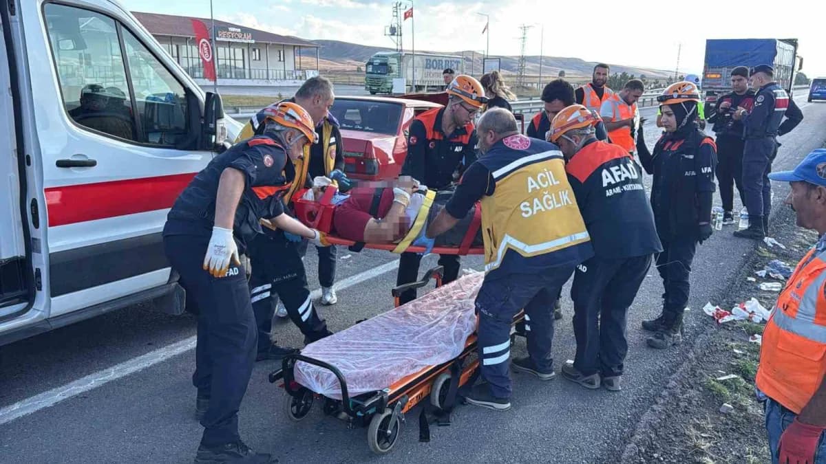 Sivas-kayseri karayolunda seyir halindeki otomobilin tıra çarptığı kazada 6 kişi yaralandı.