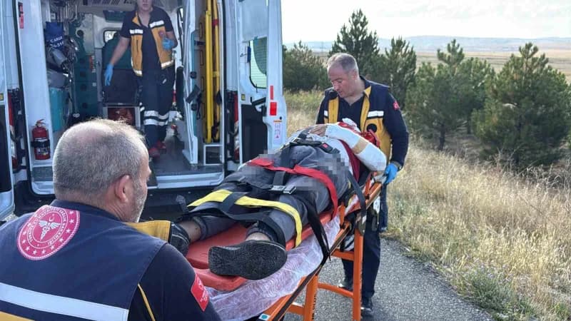 Sivas-kayseri karayolunda seyir halindeki otomobilin tıra çarptığı kazada 6 kişi yaralandı.