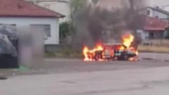 Sivas Şarkışla'da alev alan otomobil ve itfaiye ekiplerinin müdahalesi