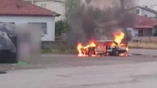 Sivas Şarkışla'da alev alan otomobil ve itfaiye ekiplerinin müdahalesi