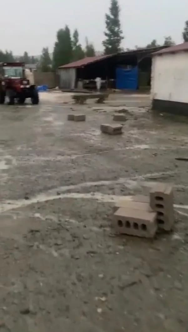 Sivas’ta dün akşam saatlerinde etkili olan şiddetli sağanak yağış derelerin taşmasına ve tarım arazilerinin sular altınd
