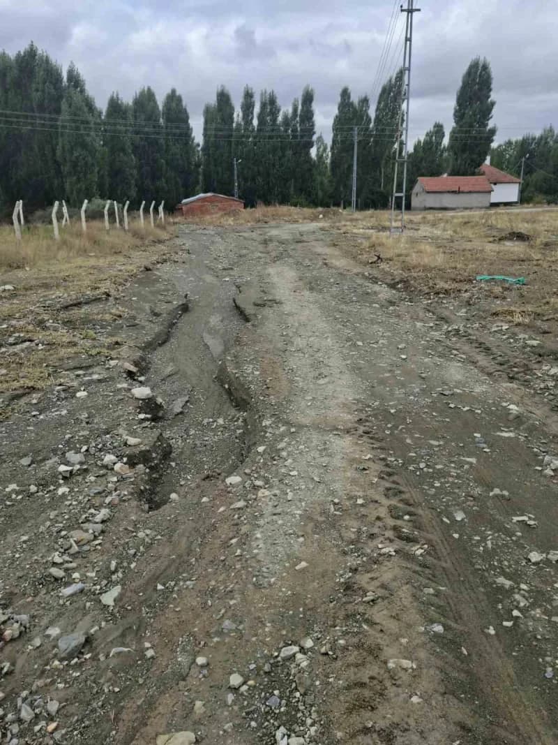 Sivas’ta dün akşam saatlerinde etkili olan şiddetli sağanak yağış derelerin taşmasına ve tarım arazilerinin sular altınd
