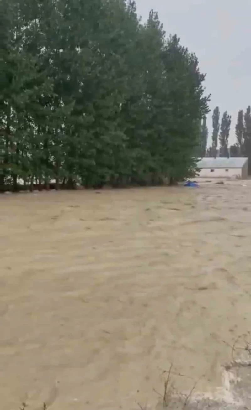 Sivas Güney Köyü'nde sağanak yağış sonrası sel sularıyla kaplanmış tarım arazileri ve çamur birikintileri
