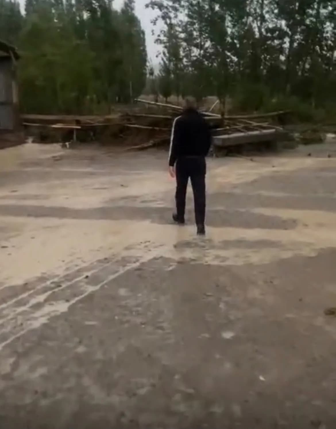 Sivas’ta dün akşam saatlerinde etkili olan şiddetli sağanak yağış derelerin taşmasına ve tarım arazilerinin sular altınd