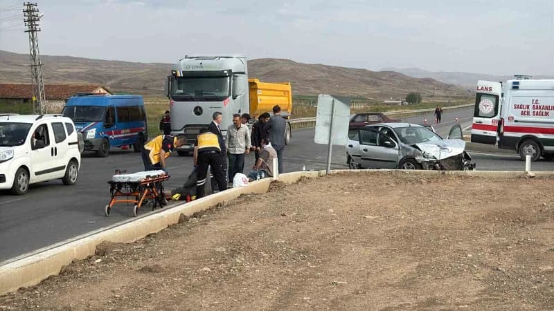 Sivas'ta iki otomobilin karıştığı trafik kazasında 4 kişi yaralandı