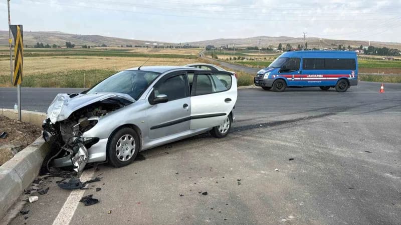 Sivas'ta iki otomobilin karıştığı trafik kazasında 4 kişi yaralandı