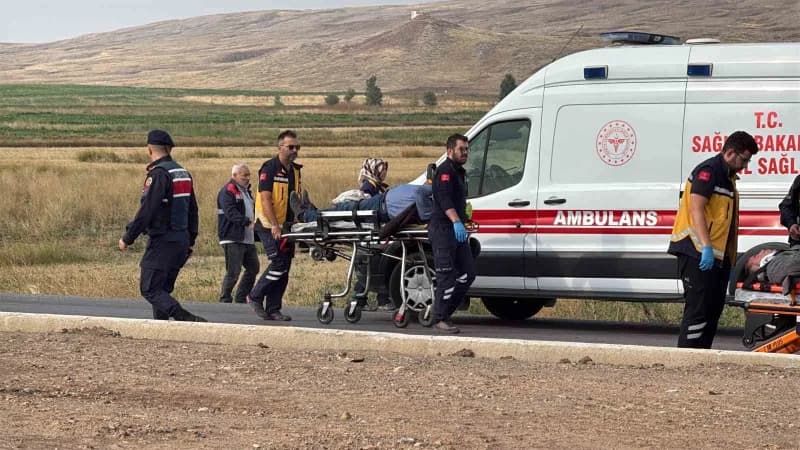 Sivas'ta iki otomobilin karıştığı trafik kazasında 4 kişi yaralandı