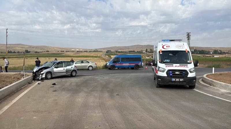 Sivas'ta iki otomobilin karıştığı trafik kazasında 4 kişi yaralandı