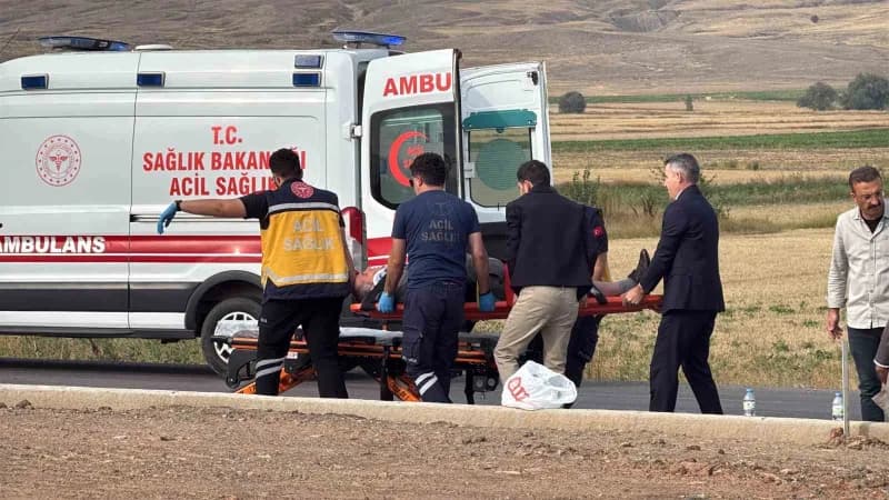 Sivas Ulaş ilçesinde kavşakta çarpışan iki otomobil ve olay yeri
