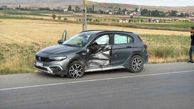 Sivas'ta iki otomobilin karıştığı trafik kazasında 4 kişi yaralandı