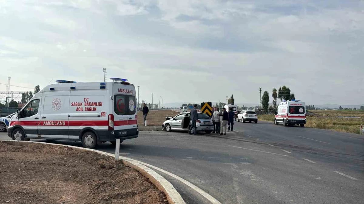 Sivas'ta iki otomobilin karıştığı trafik kazasında 4 kişi yaralandı