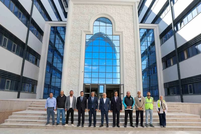 Sivas Valisi Yılmaz Şimşek, Sivas Cumhuriyet Üniversitesi yerleşkesinde yapımı tamamlanan Gençlik ve Spor İl Müdürlüğü t
