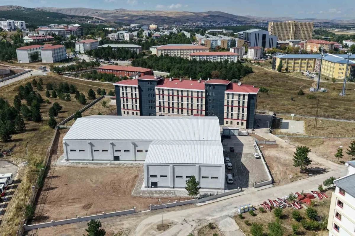 Sivas Valisi Yılmaz Şimşek, Sivas Cumhuriyet Üniversitesi yerleşkesinde yapımı tamamlanan Gençlik ve Spor İl Müdürlüğü t