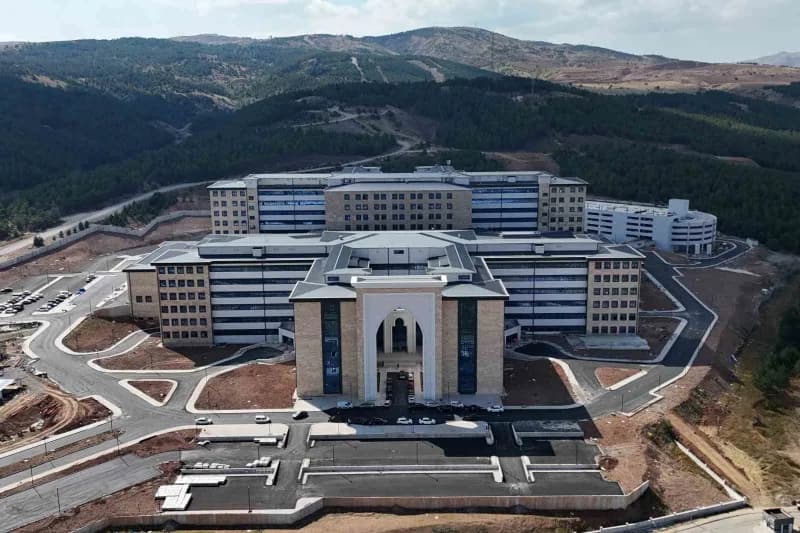 Sivas Valisi Yılmaz Şimşek, Sivas Cumhuriyet Üniversitesi yerleşkesinde yapımı tamamlanan Gençlik ve Spor İl Müdürlüğü t