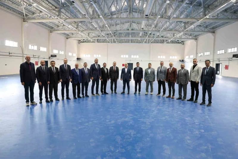 Sivas Valisi Yılmaz Şimşek, Sivas Cumhuriyet Üniversitesi yerleşkesinde yapımı tamamlanan Gençlik ve Spor İl Müdürlüğü t