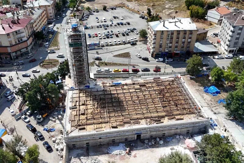 Sivas Valisi Yılmaz Şimşek, Sivas Cumhuriyet Üniversitesi yerleşkesinde yapımı tamamlanan Gençlik ve Spor İl Müdürlüğü t